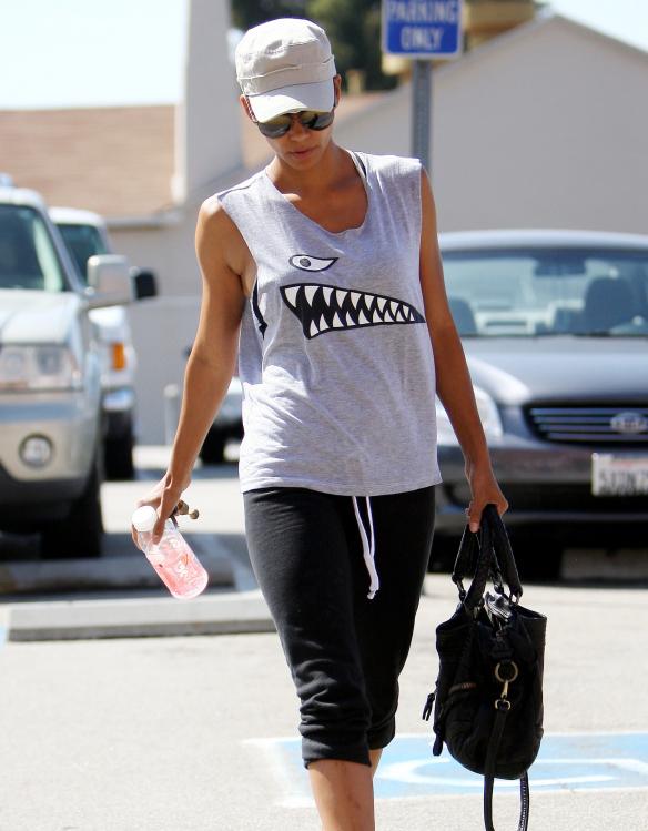 70665_HalleBerryleavingthegyminWestHollywood2.7.2010_05_122_482lo.jpg