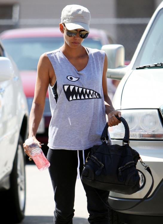 70716_HalleBerryleavingthegyminWestHollywood2.7.2010_08_122_419lo.jpg