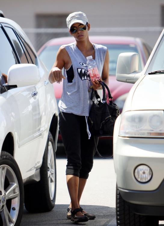 70807_HalleBerryleavingthegyminWestHollywood2.7.2010_11_122_115lo.jpg