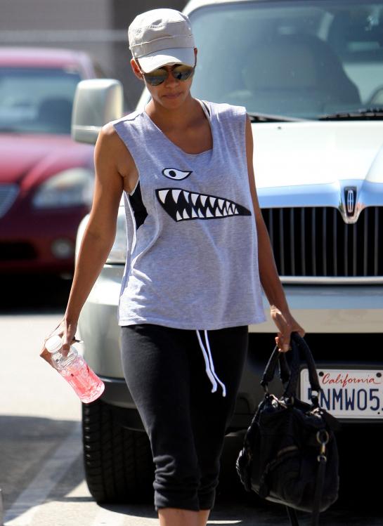 70871_HalleBerryleavingthegyminWestHollywood2.7.2010_07_122_103lo.jpg