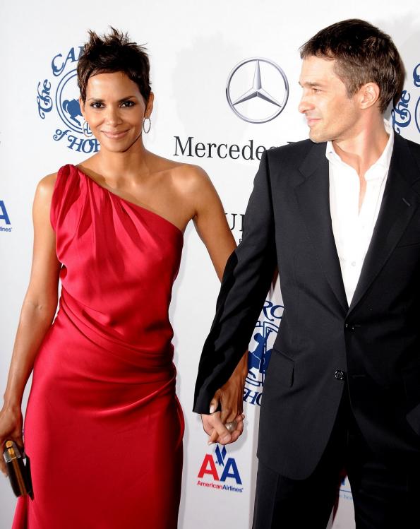 72272_329786d1288231670_halle_berry_red_dress_pokies_halleberry_6__122_398lo.jpg