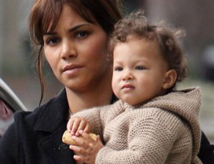 74886_HalleBerry_122_191lo.jpg