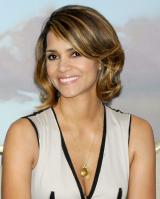 32200_Halle_Berry_at_the_2009_Jenesse_Silver_Rose_Gala_and_Auction_in_Beverly_Hil7242_122_121lo.jpg