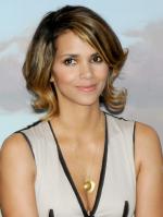 32244_Halle_Berry_at_the_2009_Jenesse_Silver_Rose_Gala_and_Auction_in_Beverly_Hil7248_122_466lo.jpg