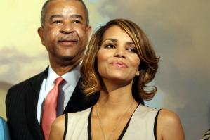 63730_Halle_Berry_2009_Jenesse_Silver_Rose_Gala_Auction_in_Beverly_Hills_98_122_527lo.jpg