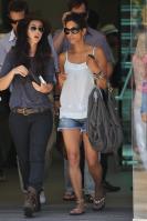 68954_HalleBerryshoppingwithfriends13.7.2010_01_122_358lo.jpg