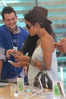 69050_HalleBerryshoppingwithfriends13.7.2010_04_122_28lo.jpg