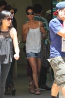 69110_HalleBerryshoppingwithfriends13.7.2010_06_122_147lo.jpg