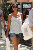 69268_HalleBerryshoppingwithfriends13.7.2010_07_122_483lo.jpg