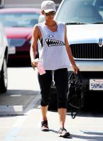 70688_HalleBerryleavingthegyminWestHollywood2.7.2010_03_122_459lo.jpg