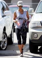 70697_HalleBerryleavingthegyminWestHollywood2.7.2010_01_122_103lo.jpg