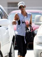 70765_HalleBerryleavingthegyminWestHollywood2.7.2010_10_122_492lo.jpg