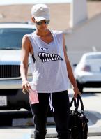 70880_HalleBerryleavingthegyminWestHollywood2.7.2010_06_122_233lo.jpg