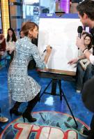 22775_celeb_city1.eu_Eva_Mendes_MTV_TRL_02_15_2007_07_122_220lo.jpg