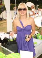 41275_Celebutopia-Anna_Faris-The_House_Bunny_party_in_Malibu-01_122_821lo.jpg