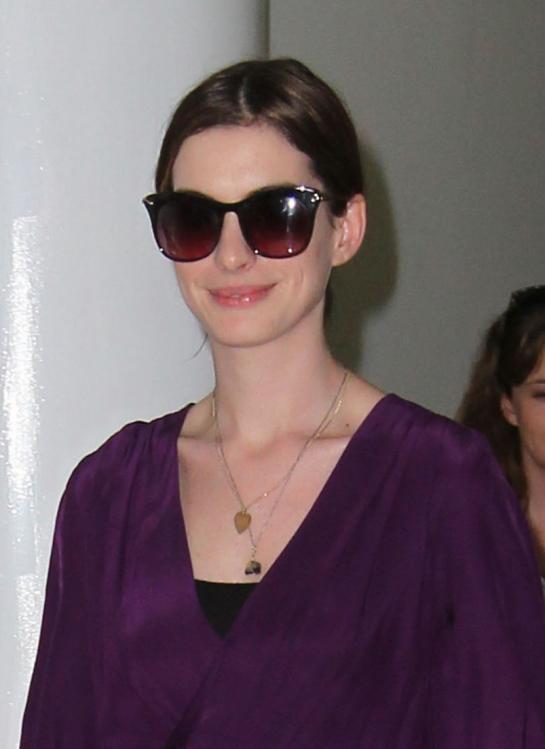 18914_anne_hathaway_sydney_06_122_424lo.jpg