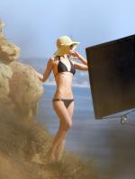 101749907_paris_hilton_black_bikini_candids_CnPJPCR.jpg