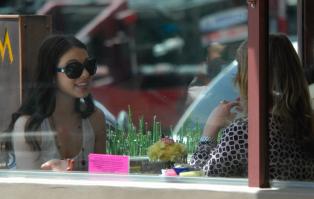 78248_michelle_trachtenberg_candids_having_lunch_at_newsroom_restaurant_in_beverly_hills_22_122_997lo.jpg