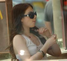 78550_michelle_trachtenberg_candids_having_lunch_at_newsroom_restaurant_in_beverly_hills_19_122_466lo.jpg