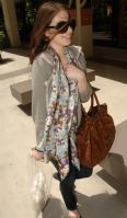 78557_michelle_trachtenberg_candids_having_lunch_at_newsroom_restaurant_in_beverly_hills_04_122_765lo.jpg