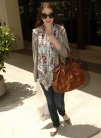 78573_michelle_trachtenberg_candids_having_lunch_at_newsroom_restaurant_in_beverly_hills_06_122_528lo.jpg