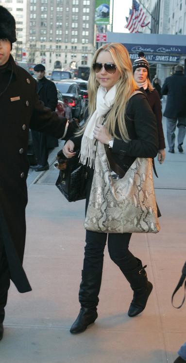 42152_celeb-city.org_Amanda_Bynes_candid_NYC_02-11-2008_002_123_127lo.JPG