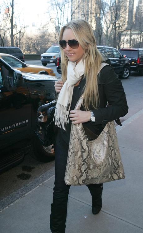 42200_celeb-city.org_Amanda_Bynes_candid_NYC_02-11-2008_003_123_215lo.JPG