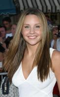 48018_AmandaBynes_PiratesBlackPearlWorldPremiere_28thJune2003_033_122_360lo.jpg