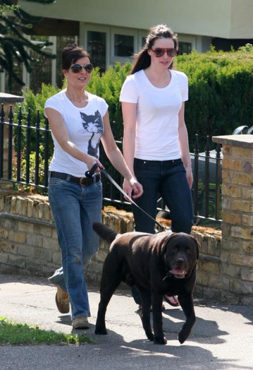 59236_Michelle4Ryan8Walking5Dogndon09yGu46PdVapl_122_810lo.jpg